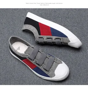 Detailansicht der mehrfarbigen Herren-Canvas-Loafer mit Gummibändern und weißer Sohle