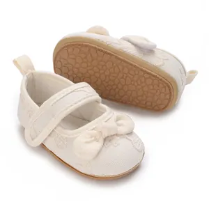 Vista detallada de zapatos de princesa para bebé con lazo y suela de goma blanda