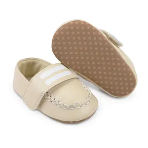 Detailansicht beiger Baby-Lauflernschuhe mit rutschfester Weichsohle und Klettverschluss