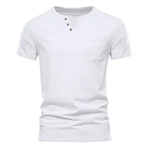 Detailansicht eines weißen Slim-Fit-Henley-T-Shirts für Herren mit praktischer Brusttasche.