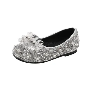 Scarpette da principessa in argento con strass per bambina e fiore di cristallo.