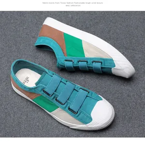 Detailansicht von Herren-Slippern im Color-Block-Design mit drei breiten Gummibändern