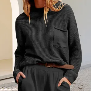 Gros plan de haute qualité d'un pull en maille noire surdimensionné avec poche avant