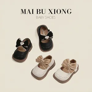 Elegantes zapatos Mary Jane de cuero para niña con lazo y detalle de corazón en negro y crema