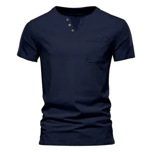 Detaillierte Vorderansicht von dunkelblauem Herren-Henley-T-Shirt mit Brusttasche