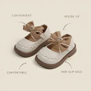 Zapatos de princesa crema para niñas pequeñas con lazo grande y bordes festoneados