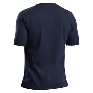 Detailansicht der Rückseite eines dunkelblauen, schmal geschnittenen Herren-T-Shirts