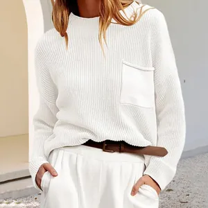Gros plan d'un pull en tricot blanc à col rond avec une poche poitrine pratique
