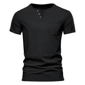 Detailansicht eines schwarzen Herren-Henley-T-Shirts mit geknöpftem V-Ausschnitt und Brusttasche