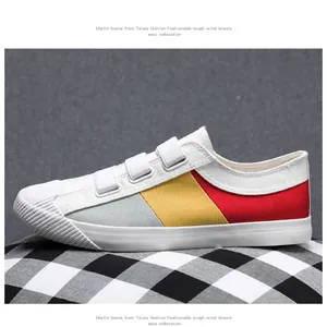 Seitenansicht bunter Canvas-Sneaker mit Klettverschluss auf einem schwarz-weißen Hocker