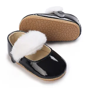 Scarpine per neonati in vernice nera con bordo in pelliccia sintetica bianca.