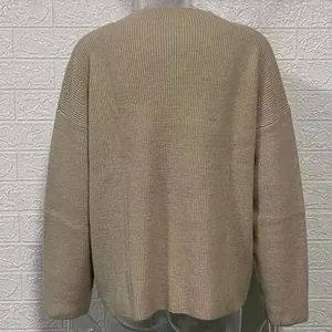 Vue arrière d'un pull en maille beige pour femme avec texture côtelée verticale