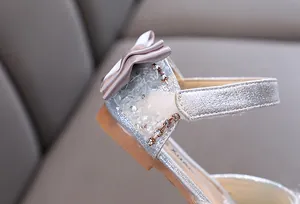 Detailansicht der silbernen Glitzer-Prinzessinenschuhe für Mädchen mit Strassschleife
