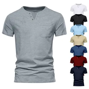 Detailansicht des schmal geschnittenen Herren T-Shirts mit V-Ausschnitt und Tasche
