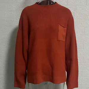 Pull en maille rouge brique à col rond avec manches longues et détail de poche poitrine