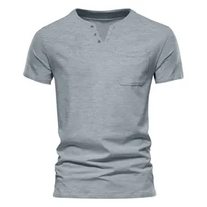 Makroansicht von Henley-Ausschnitt und Tasche an grauem Herren-T-Shirt