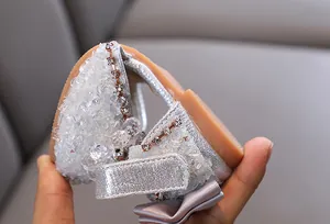 Nahaufnahme glitzernder silberner Mädchen-Prinzessinenschuh mit flexibler Sohle