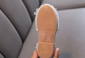 Detaillierte Nahaufnahme der rutschfesten Gummisohle für Mädchen-Prinzessinenschuhe Größe 25