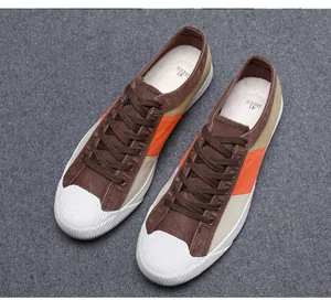 Draufsicht auf Herren-Retro-Canvas-Sneaker im Colorblock-Design mit weißer Zehenkappe