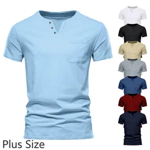 Herren Slim Fit Kurzarm T-Shirt mit V-Ausschnitt, Brusttasche und dekorativen Knöpfen