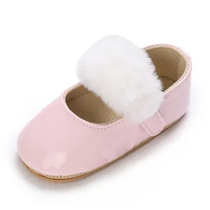 Dettaglio scarpa primi passi in vernice rosa con morbido pompon bianco applicato
