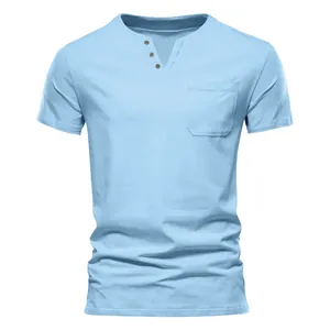 Nahaufnahme eines hellblauen Herren-T-Shirts mit V-Ausschnitt, Tasche und Knopfleiste