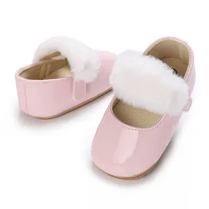 Scarpe primi passi rosa per neonata con suola morbida e finiture in ecopelliccia bianca