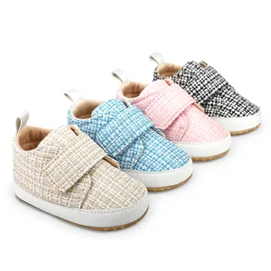 Weiche Baby-Lauflernschuhe in vier Farben: Beige, Blau, Rosa und kariertem Muster