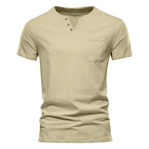 Detailansicht eines khakifarbenen Slim-Fit-Herren-T-Shirts mit V-Ausschnitt und Brusttasche