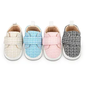 Vielfalt an Baby-Lauflernschuhen mit weicher Sohle und Karomuster in mehreren Farben.