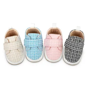 Detailansicht von vier bunten karierten Baby-Lernlaufschuhen mit weicher Gummisohle