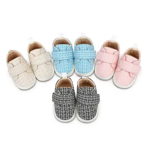 Kollektion von Tweed-Babyschuhen mit weicher Sohle in verschiedenen Pastellfarben für Babys