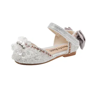 Elegante silberne Prinzessinnenschuhe für Mädchen mit Kristallblume und Schleife