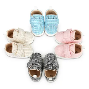Detailansicht von vier Paar weichbesohlten Baby-Tweed-Lernschuhen in Pastellfarben