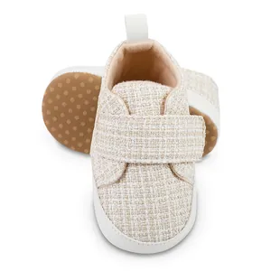 Vorderansicht und rutschfeste Sohle von beigen weichen Baby-Lernlaufschuhen für Kinder
