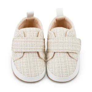 Detailansicht beige Tweed Baby Lauflernschuhe mit weicher Sohle und Klettverschluss