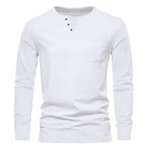 Vue détaillée d'un t-shirt Henley blanc à manches longues avec col en V et petite poche.