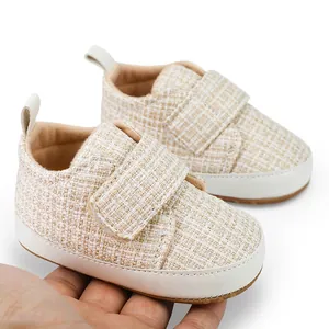 Detailansicht der beigen Baby-Lauflernschuhe aus Tweed mit weicher Sohle und Klett