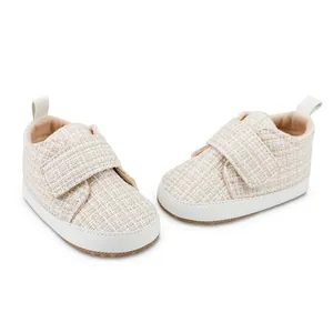 Detailansicht der cremefarbenen Tweed-Babyschuhe mit praktischem Klettverschluss