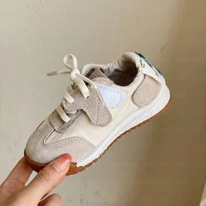 Detailansicht beige Babyschuhe mit weicher Gummisohle und Wildleder-Textur für Lauflerner