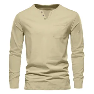Détail d'un t-shirt Henley ajusté pour homme en kaki avec boutons au col V et poche poitrine.