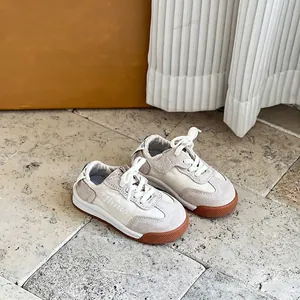 Detaillierte Makroansicht von cremefarbenen Baby-Freizeitschuhen mit weichen Gummisohlen