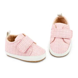 Detailansicht der rosa Baby-Lauflernschuhe aus strukturiertem Stoff mit weichen Sohlen