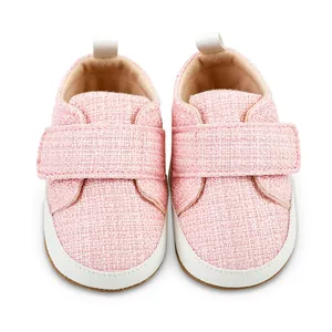 Detailansicht der rosa Tweed-Babyschuhe mit weicher Sohle und verstellbarem Klettverschluss.