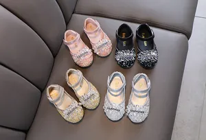 Gedetailleerde opname van glitterende meisjes prinsessenschoenen met strassteentjes.