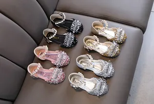 Auswahl an glitzernden Prinzessinnenschuhen für Mädchen mit Strass und Perlen.