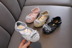 Detailweergave van fonkelende strass prinsessen Mary Jane schoenen voor meisjes