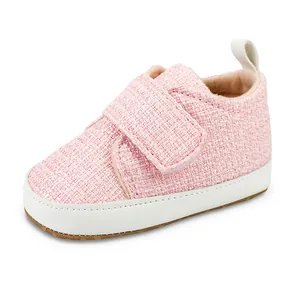 Rosa gewebter Babyschuh mit weicher weißer Sohle und praktischem Klettverschluss