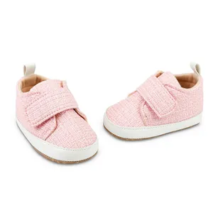 Detailansicht der rosa gewebten Babyschuhe mit praktischem Klettverschluss für Kinder
