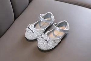Dichtbij van sprankelende zilveren strass Mary Jane prinsessenschoenen meisje